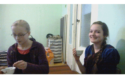 NIenke en Ester drinken thee